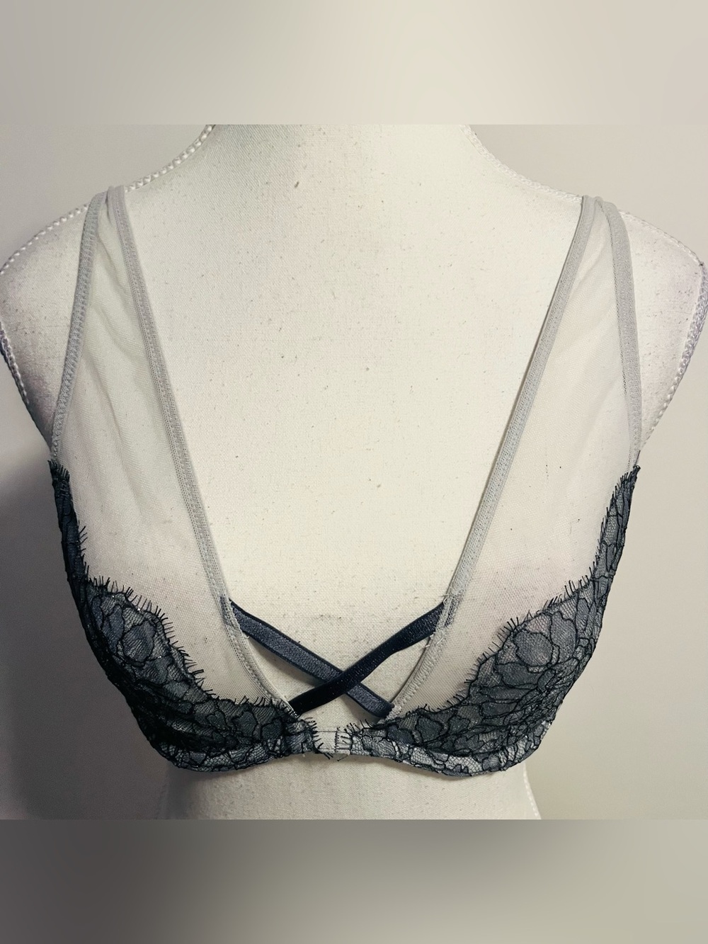 NWOT VICTORIAS SECRET LACE  VERY SEXY UNLINED PLUNGE BRA SIZE 36B